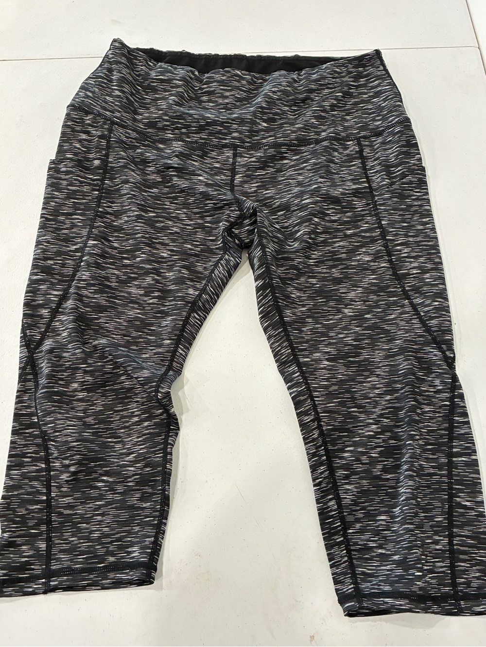 ODODOS 2X Black White Space Dye Stripe High Waist Capri Leggings with Pockets